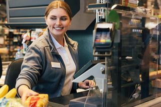 Poznatsvět | Obchodní řetězce v Česku bojují o zaměstnance. Nabízejí přes 30 tisíc korun, u vedoucích pozic i víc