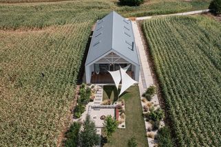 Novostavba na slovenském venkově jako by vrostla do okolních luk a polí - Proženy.cz