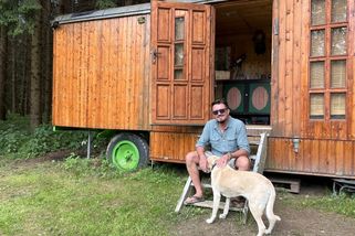 Světoznámý český hudebník se odstěhoval do maringotky. Pochvaluje si nulové provozní náklady