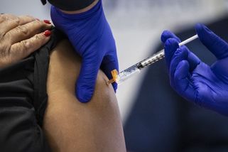 Stát přiznal tři miliony rodině holčičky, která zemřela na vzácnou reakci po očkování hexavakcínou - Novinky