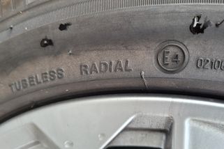 Kód na pneumatice spousta řidičů nezná, přitom může doslova „předejít nehodě“. Najdete ho tady