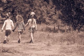 Skákání přes gumu nebo Krvavé koleno: Naučte své děti hry, které jsme milovali