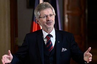 Vládní politici grilují Vystrčila za let speciálem. Letoun ale schvaluje obrana