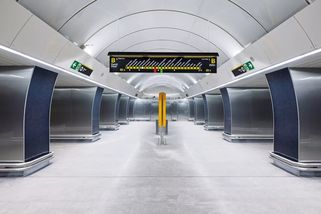 Českomoravská zpět v provozu. Místo keramiky má na nástupištích sklo s bublinami | EARCH.cz