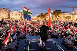 Rusové domů. Příznivci opozice zaplnili budapešťské náměstí, Magyar vyzval ke konci Orbánova režimu - Novinky