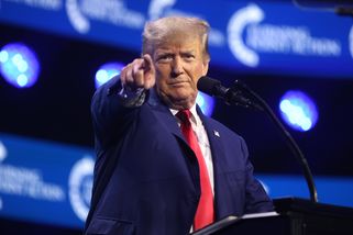 Na USA vidíme, že rozložit liberální demokracii je snadné. Brzy to můžeme pocítit i u nás