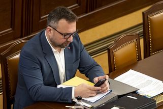 Poslanci si odhlasovali navýšení platů - Novinky