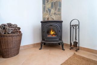 Děláte to špatně? Proto vaše kamna nehřejí, i když přikládáte poctivě