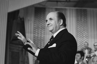 Vyhlášený dirigent Karel Vlach byl šprýmař, za partnerku měl Yvettu Simonovou - Médium.cz