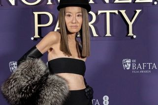 Vera Wang (76) na party jen v proužku látky přes prsa!