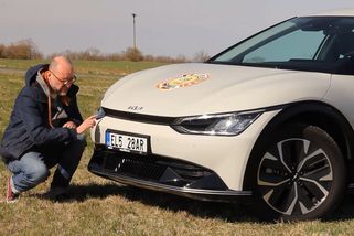 Kia EV6 vyhrála evropské Auto roku. Honza Koubek zjišťuje, jestli je opravdu tak dobrá | Garáž Honzy Koubka