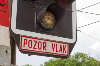 Na nechráněném přejezdu na Královéhradecku se střetl vlak s autem, řidič zahynul - Novinky