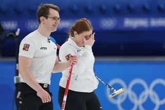 Curling na ZOH: Skvělý český start. Manželé při olympijské premiéře v přídavku pokořili Nory - Sport.cz