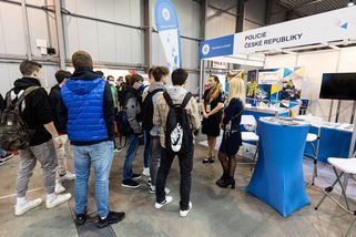 Bezpečnostním složkám chybí tisíce lidí, BIS shání i kutily - Novinky