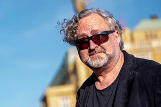 Nový seriál od Hřebejka schytal bídu. Kritici mají jasno: „Tak hrozný seriál tu dlouho nebyl.“