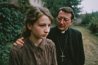 „I pro mámu jsem byla děvka.“ Bylo ji šestnáct a knězi věřila. Tři roky ji na faře hrubě zneužíval - Médium.cz