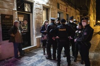 Týden, kdy začaly kontroly v hospodách: Tak vypadal „zátah na bezinfekčnost“ - Seznam Zprávy