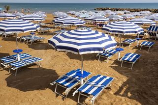 Italské pláže jsou prázdnější. Návštěvníky odrazují předražená lehátka a slunečníky - Novinky
