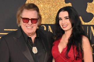 Zpěvák (80) hitu American Pie oslavil se svou nádhernou přítelkyní (31) už desáté výročí!