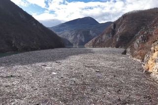Smaragdovou řeku Drinu ucpaly tuny odpadků - Novinky