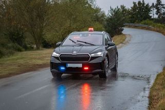 Česká policie řekla, proč se elektromobily do služby zatím moc nehodí - Garáž.cz