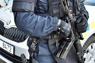 Policie se samopaly hlídá klíčová místa. Opatření se týká i Benešova