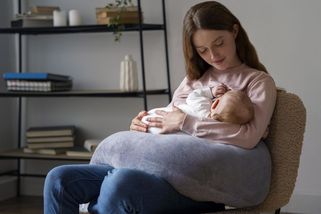 Poprvé kojila na veřejnosti. A poprvé se styděla za něco, co je přirozené - Médium.cz