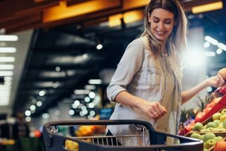 Proč z obchodu vždy odnesete víc, než jste chtěli? Supermarkety vás manipulují psychologickými triky