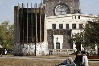 Umělecký komín u metra je „nežádoucí“. Osobnostem se nelíbí, že nad ním Praha láme hůl - Novinky