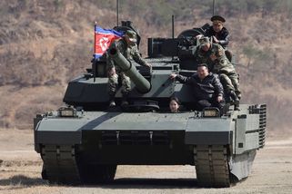 Kim Čong-un dohlížel na útočné manévry s novými tanky - Novinky