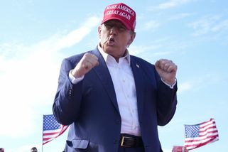 Trumpovi se během proslovu rozbilo čtecí zařízení. Davu vyprávěl o krvavé lázni - Novinky