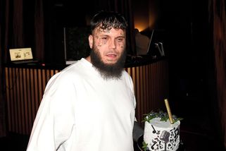 Nahý na balkóně a s plným zadkem: Leo Beránek zase řádil