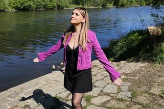 Nejmenší česká zpěvačka čím dál víc popírá zákony gravitace i letopočet narození