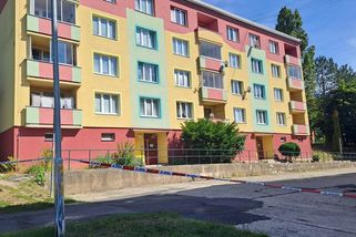 Evakuovaní z nestabilního paneláku v Chomutově si mohli z bytů vyzvednout nezbytné věci - Novinky