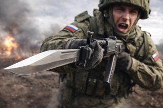 Video: ruský voják nasadil bajonet a vyrazil do boje. Jeho konec přišel dříve, než stihl zaútočit