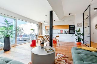 Bydlení nad střechami Břevnova: Nevyužité podkroví se změnilo v útulný moderní byt s vyhlídkou