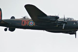 Neuvěřitelný příběh z druhé světové války: pád z 5,5 kilometru odnesl letec pouze vymknutým kotníkem - Médium.cz