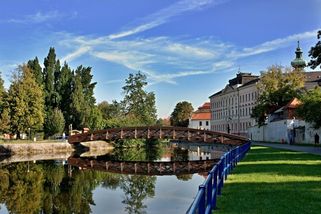 Senioři balí kufry: Kdo může, stěhuje se do Budějovic. A důvod vás překvapí - Médium.cz