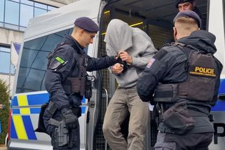 Eskorta ke zlínskému soudu přivedla bývalého rozhodčího Býmu a dvojici v kapucích - Novinky