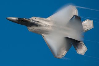 Video: F-22 předvedl ruský manévr kulbit. Zvládl ho naprosto precizně