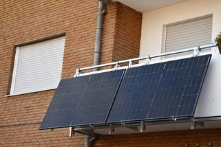 Změřili jsme, kolik ročně ušetříme při využívání solárních panelů na našem balkoně. Částka byla úplně jiná, než jsme čekali