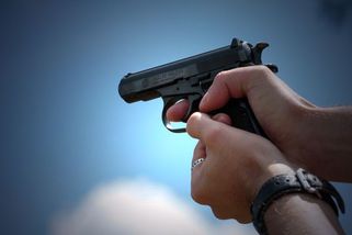 Zastřelil svou lásku a pak sebe. Policie rozplétá nález dvou těl v Jevíčku - Novinky