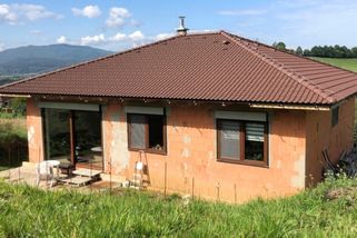 „Vítr 100 km/h vzal sousedovi půlku plechové střechy. Na našem domě se nepohnula ani taška,“ chválí si Miroslav novou krytinu