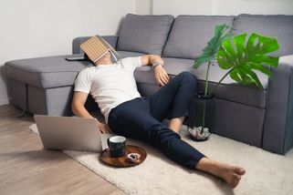 Prodavači nábytku kroutí hlavou: Tahle sedačka je nový hit Čechů, i když je tvrdá jak život za socialismu