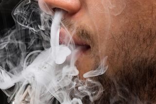 Cigaretu si soused už nedá. Jeho balkon patří nám všem a my máme svá práva - Médium.cz