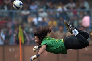 Stadion burácel nadšením. Jeden z nejslavnějších zákroků historie se dočkal reprízy - Sport.cz