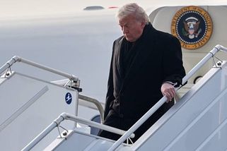 Trump umí cestovat časem. Internet zaplavila nová konspirační teorie