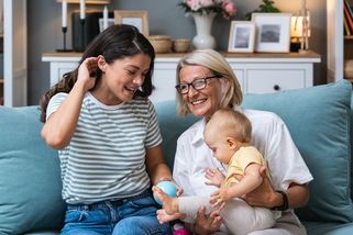 Babičky versus mladé matky. Co jim fakt vadí? Pleny do tří let a dramatický přístup k porodu - Proženy.cz