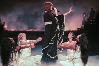 Recenze: Čarodějky v O2 areně. Florence + The Machine přivezli úžasnou show - Seznam Zprávy