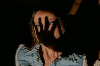 Mladí lidé ve stínu starších generací - Médium.cz